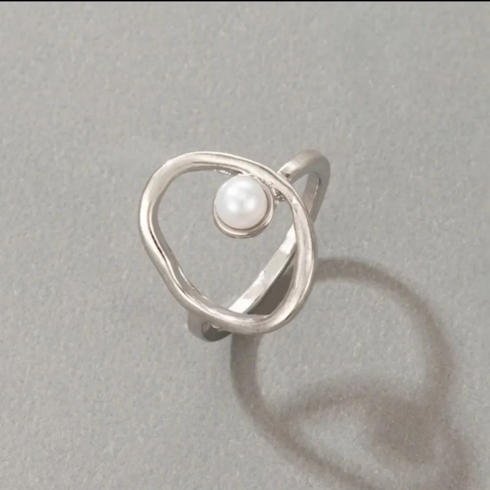 2 for $18❤️‍🔥 Silver Metal Loop Faux Pearl Asymmetrical Ring Size 9 - Picture 4 of 7